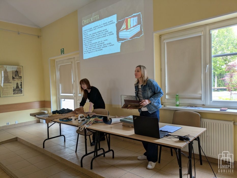 Biblioteka Gorlice, lekcja biblioteczna Prowadzące pokazują słuchaczom jakie są rodzaje obwolut